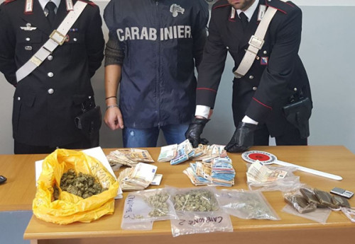 frascati-la-droga-e-il-denaro-sequestrati-dai-carabinieri-1