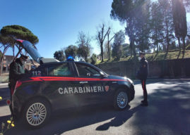 Roma, arrestato 38enne aggredisce i genitori per ottenere soldi fino ad accoltellare il padre