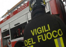 Roma, moto prende fuoco dopo uno scontro, muore una donna di 47 anni