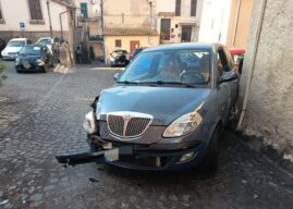 Ariccia, rubano l’auto a un 90enne e si schiantano: ladri in fuga