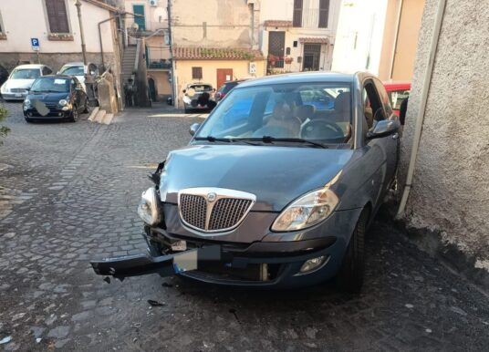 Ariccia, rubano l’auto a un 90enne e si schiantano: ladri in fuga