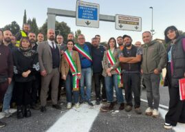 Agricoltori in presidio al casello A1 di Valmontone: i Sindaci del territorio a loro fianco