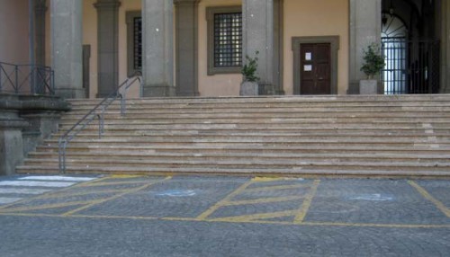 La scalinata del palazzo comunale