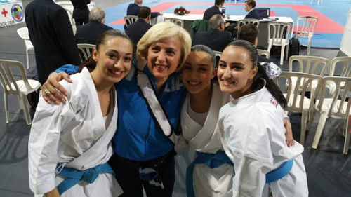 L’allenatrice della Nazionale Giovanile  Maestra Tiziana Costa con le atlete del Team Italia Junior Piv, Casale, Nicosanti