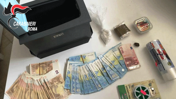 EUR---La-droga-e-il-materiale-sequestrato-dai-Carabinieri-(1)