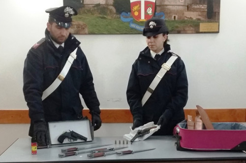TIVOLI---Le-armi-e-le-baionette-di-kalashnikov-sequestrate-dai-Carabinieri