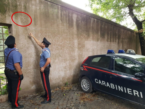 120917-centro-i-carabinieri-indicano-il-punto-in-cui-il-turista-bulgaro-ha-inciso-le-iniziali-con-il-cuore
