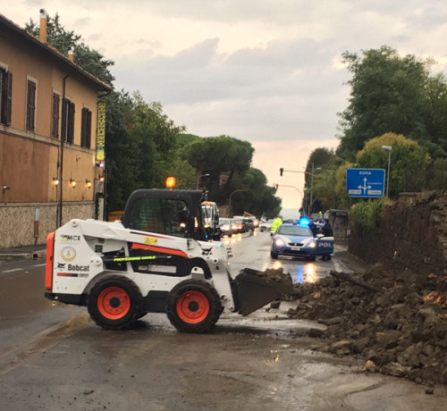Un muro crollato sulla via Appia