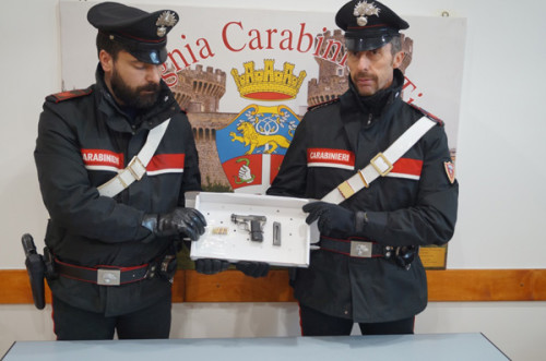 tivoli-la-pistola-sequestrata-dai-carabinieri