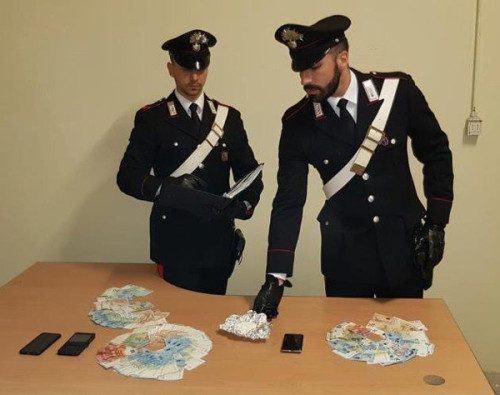 pomezia-la-droga-e-il-denaro-sequestrati-dai-carabinieri-2