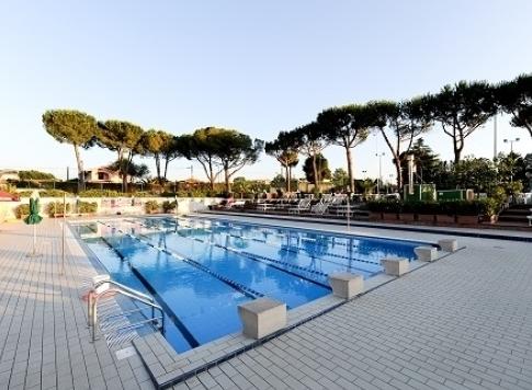 new-country-piscina-scoperta